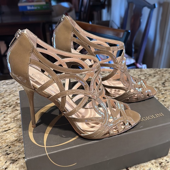 Tan/taupe patent leather heels size 10 New with zippers - Picture 2 of 5